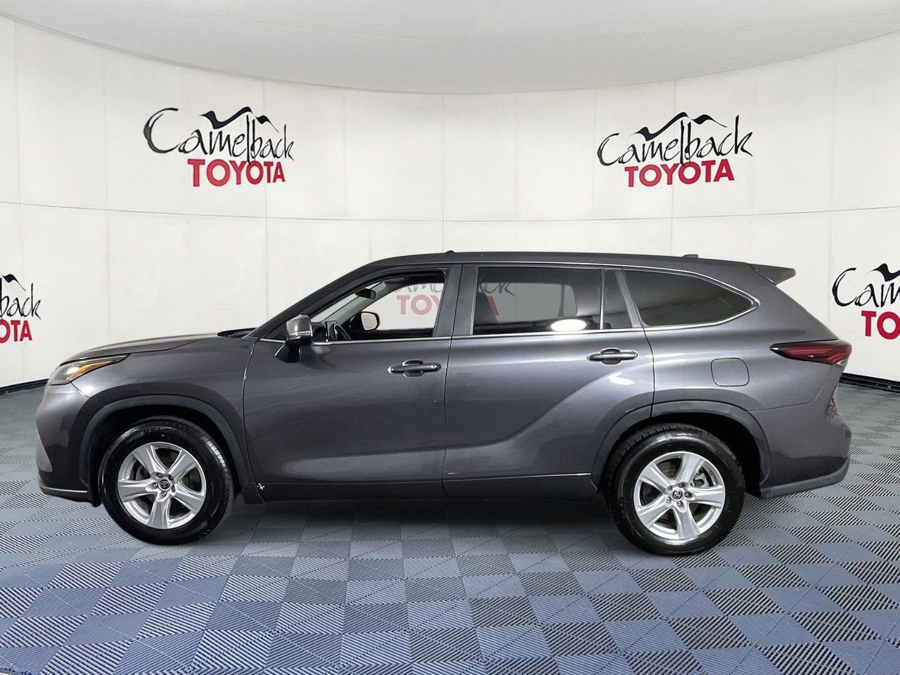 Used 2024 Toyota Highlander LE FWD image 4