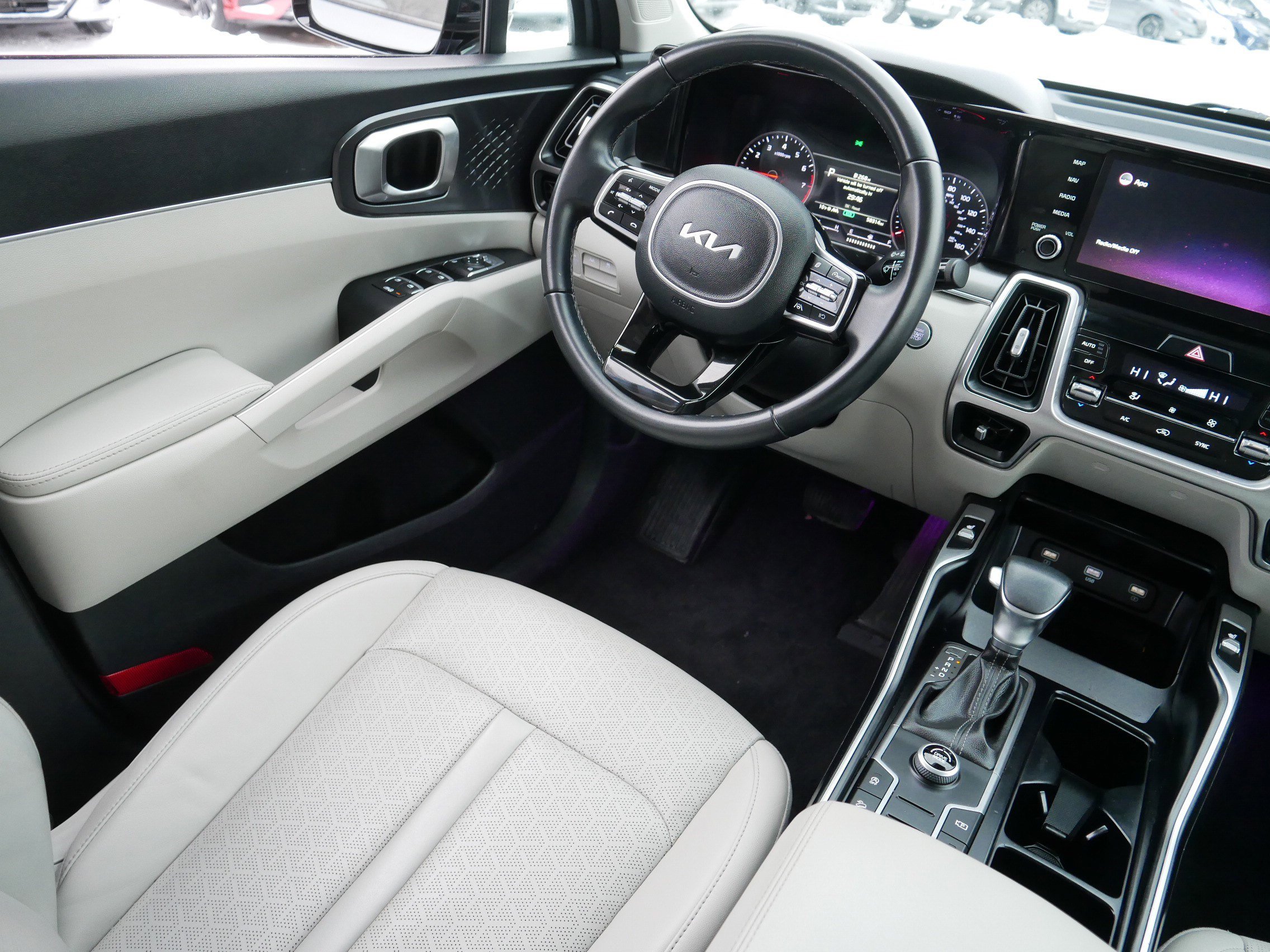 Certified 2022 Kia Sorento S w/ Panoramic Sunroof Package image 9