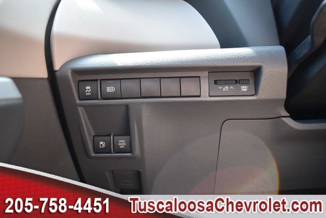 Used 2023 Toyota Sienna XLE FWD image 45