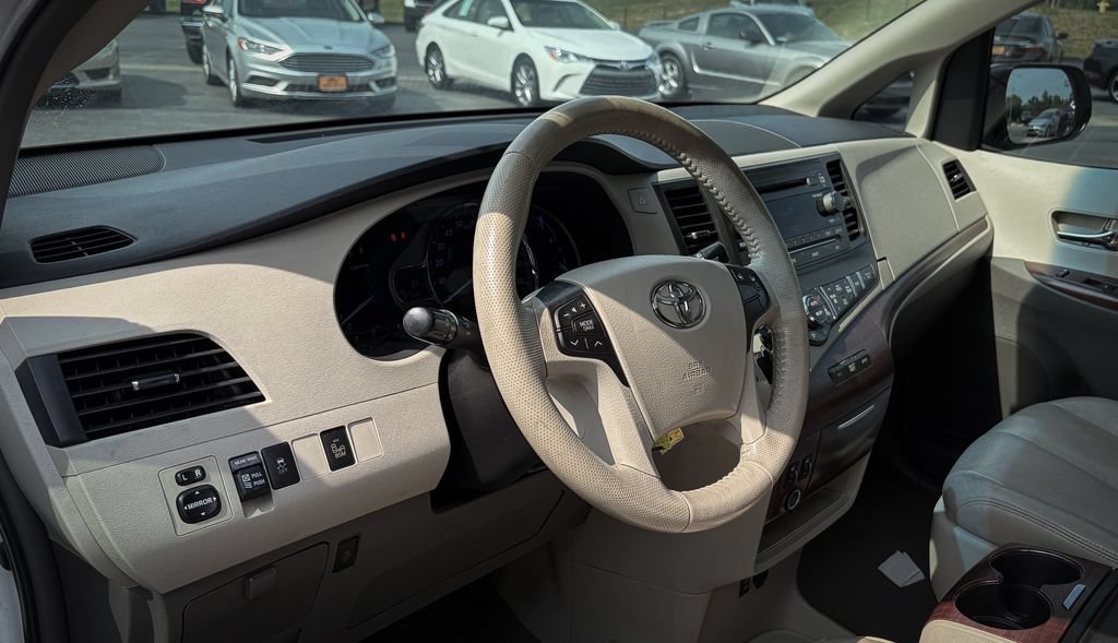 Used 2014 Toyota Sienna XLE FWD image 2