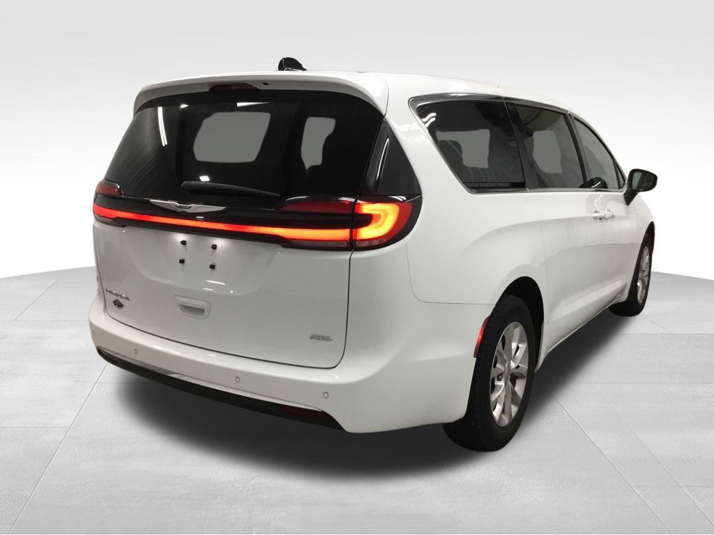 Used 2023 Chrysler Pacifica Touring-L AWD/4WD image 14