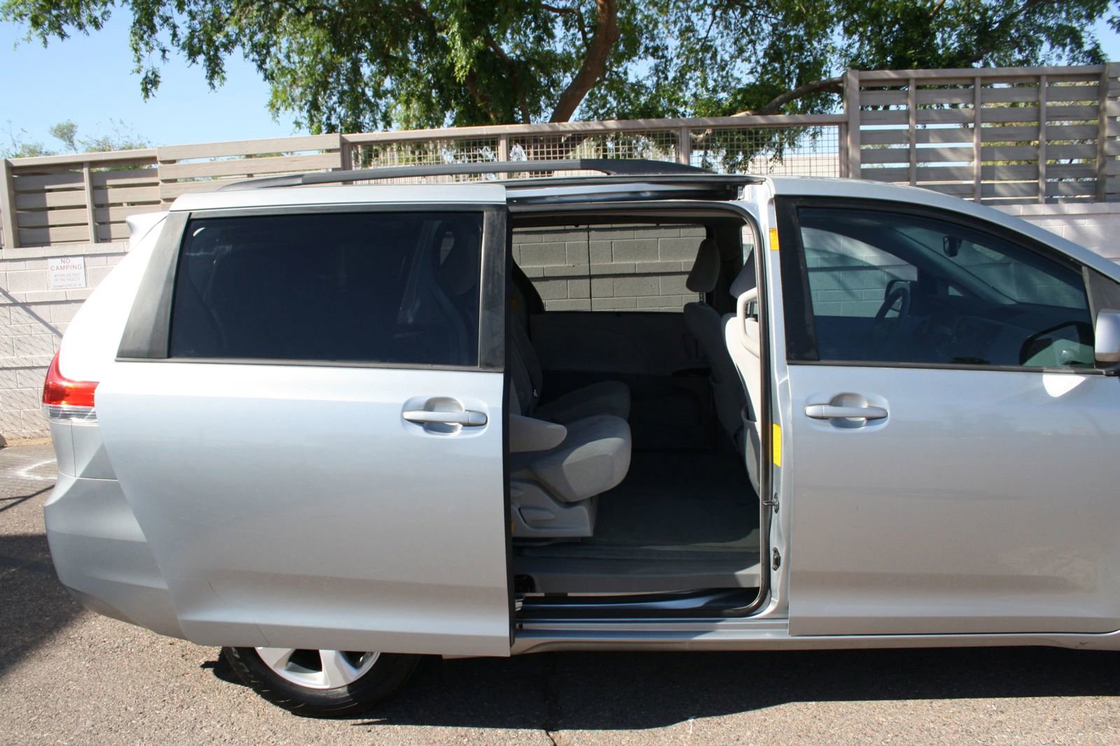 Used 2014 Toyota Sienna LE FWD image 9