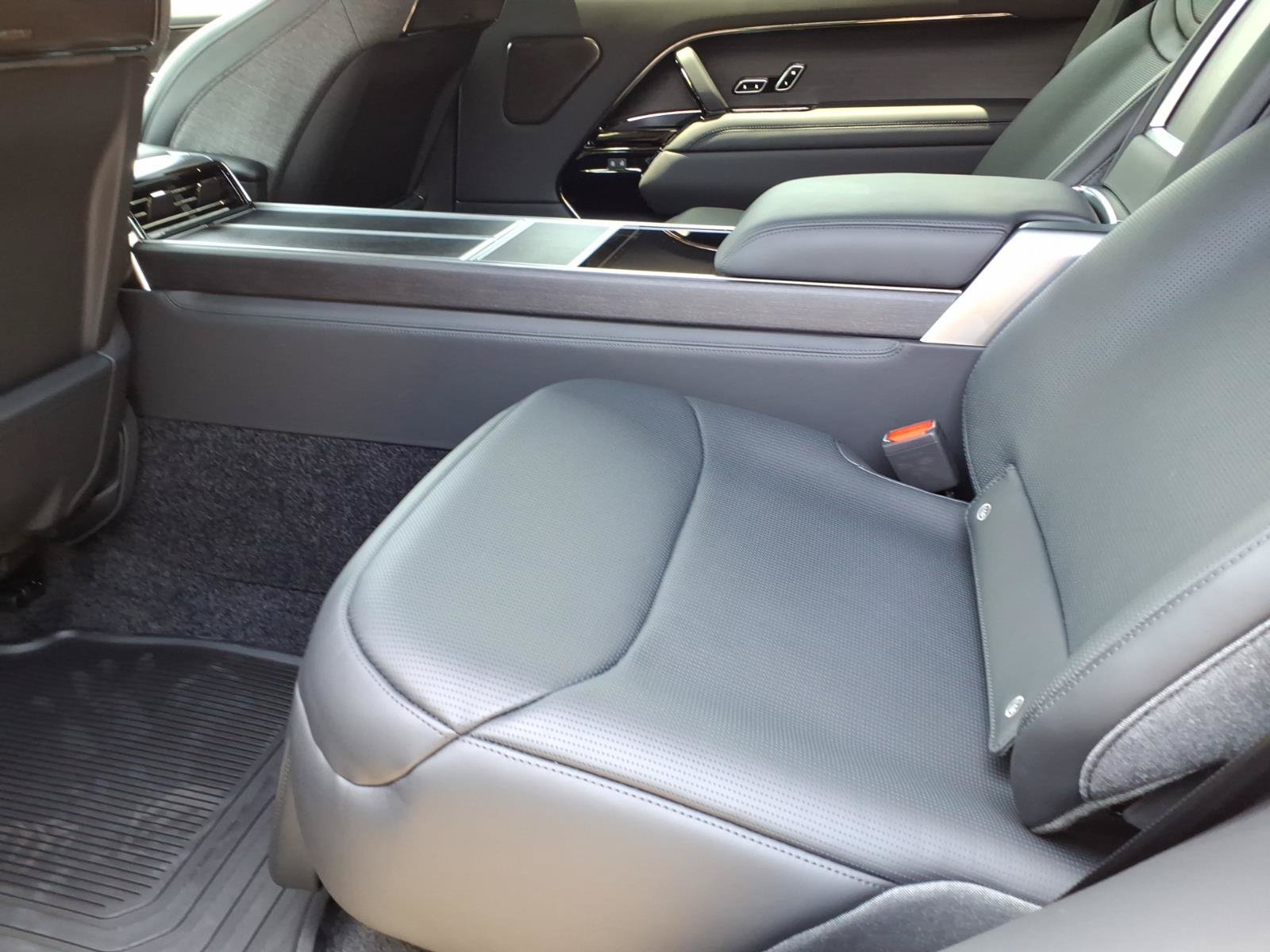 New 2026 Land Rover Range Rover SV AWD/4WD image 5