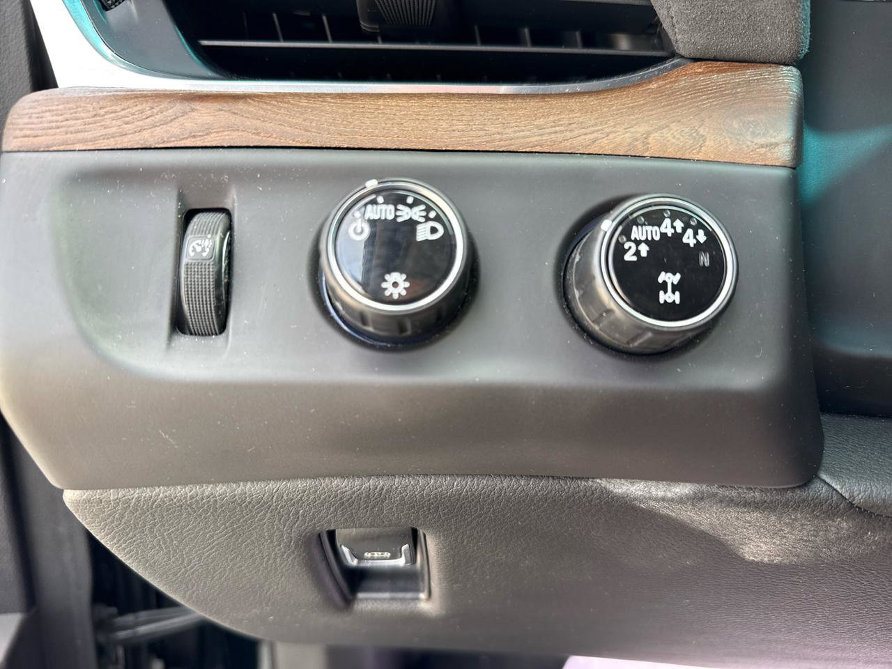 Used 2018 Cadillac Escalade Premium Luxury AWD/4WD image 51