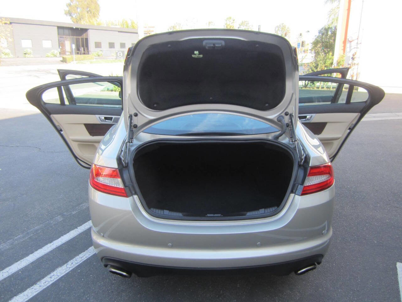 Used 2013 Jaguar XF image 10