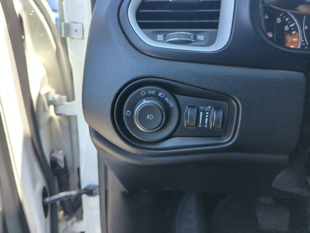 Used 2015 Jeep Renegade Latitude FWD image 20