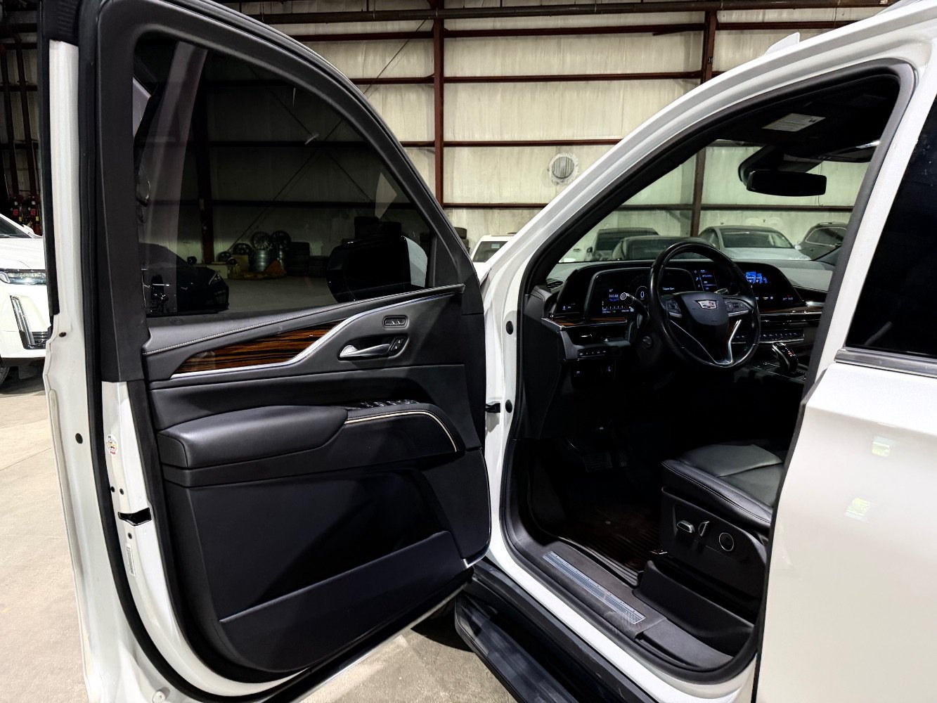 Used 2022 Cadillac Escalade Luxury AWD/4WD image 12