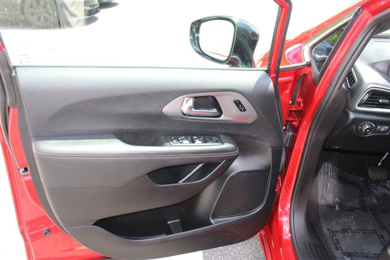 Used 2025 Chrysler Pacifica Select FWD image 12