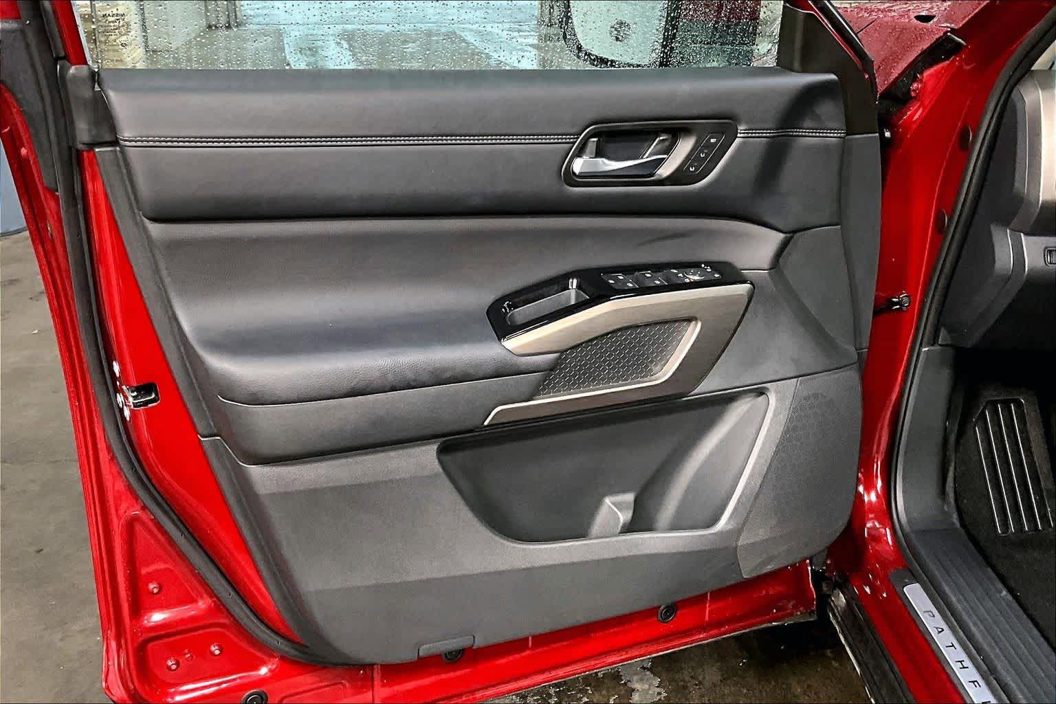 Used 2025 Nissan Pathfinder Platinum FWD image 22