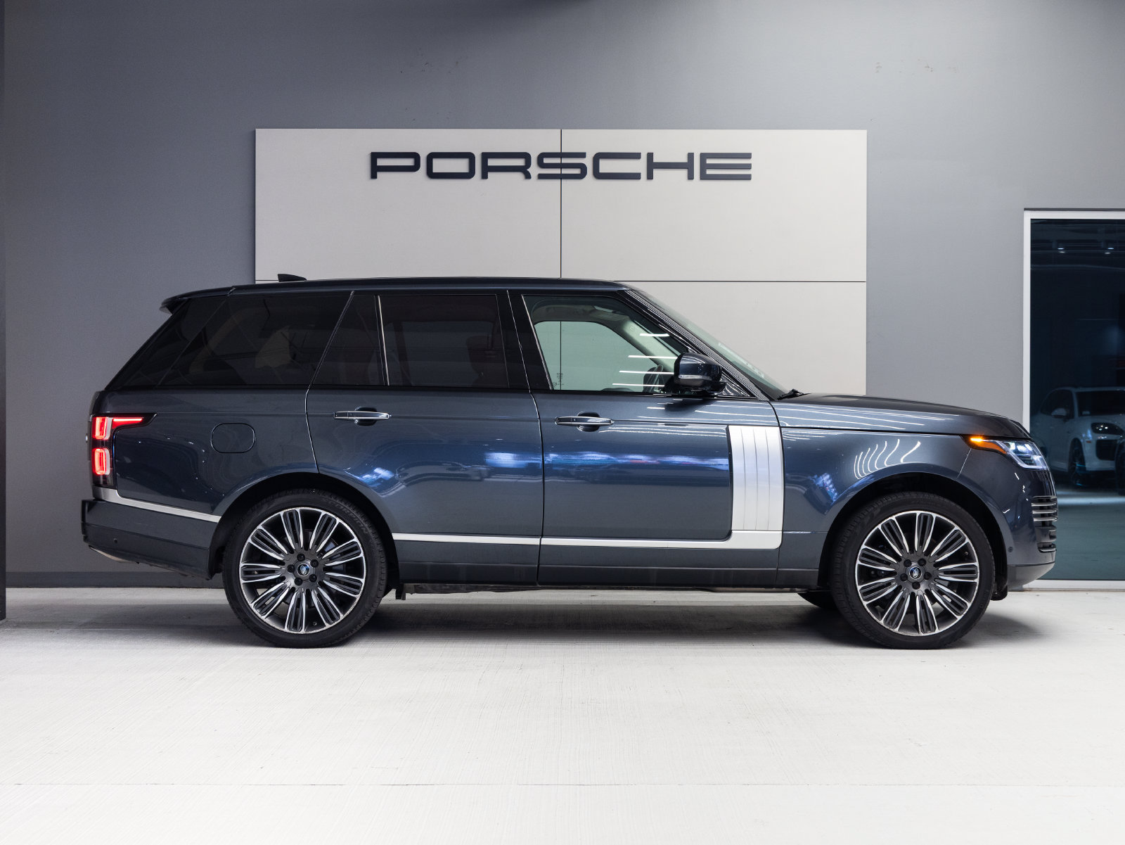 Used 2021 Land Rover Range Rover Autobiography AWD/4WD image 8