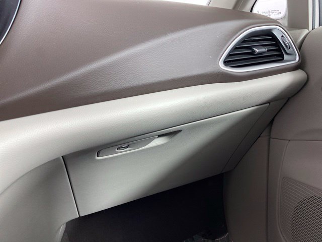 Used 2020 Chrysler Pacifica Touring w/ Cold Weather Group FWD image 32