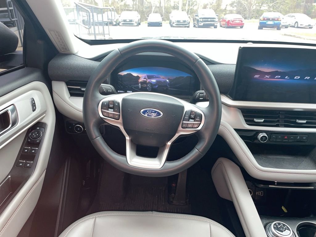 Used 2025 Ford Explorer Active w/ Active Comfort Package image 17