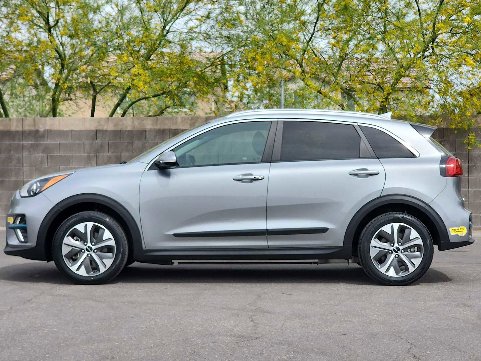 Used 2022 Kia Niro EX Premium image 6