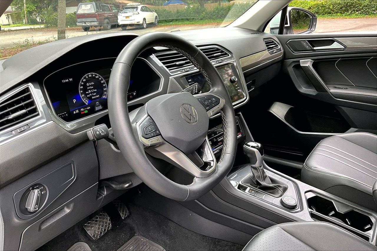 Used 2024 Volkswagen Tiguan SE w/ Panoramic Sunroof Package AWD/4WD image 14