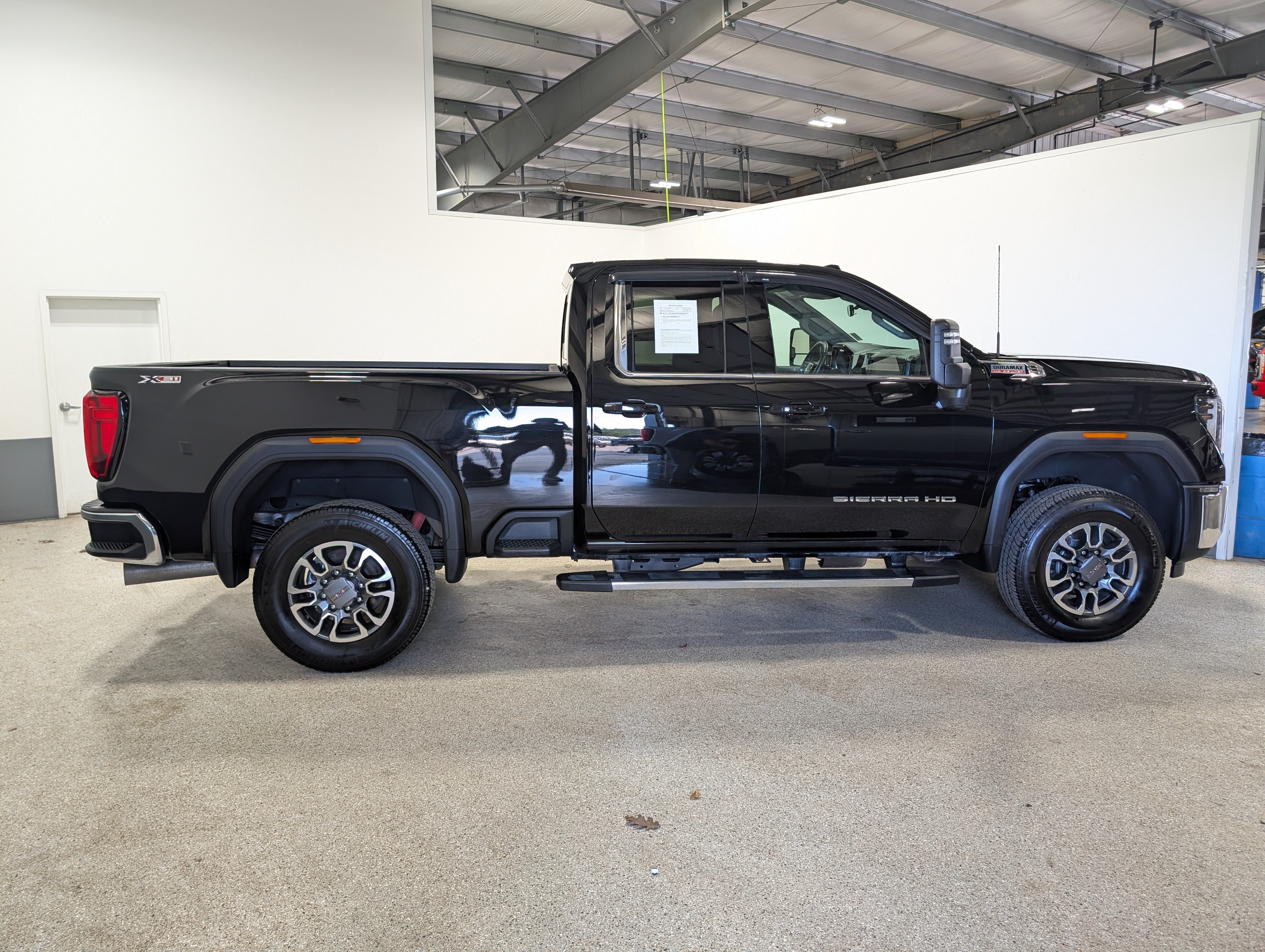 Used 2025 GMC Sierra 2500 SLE w/ Preferred Package AWD/4WD image 2