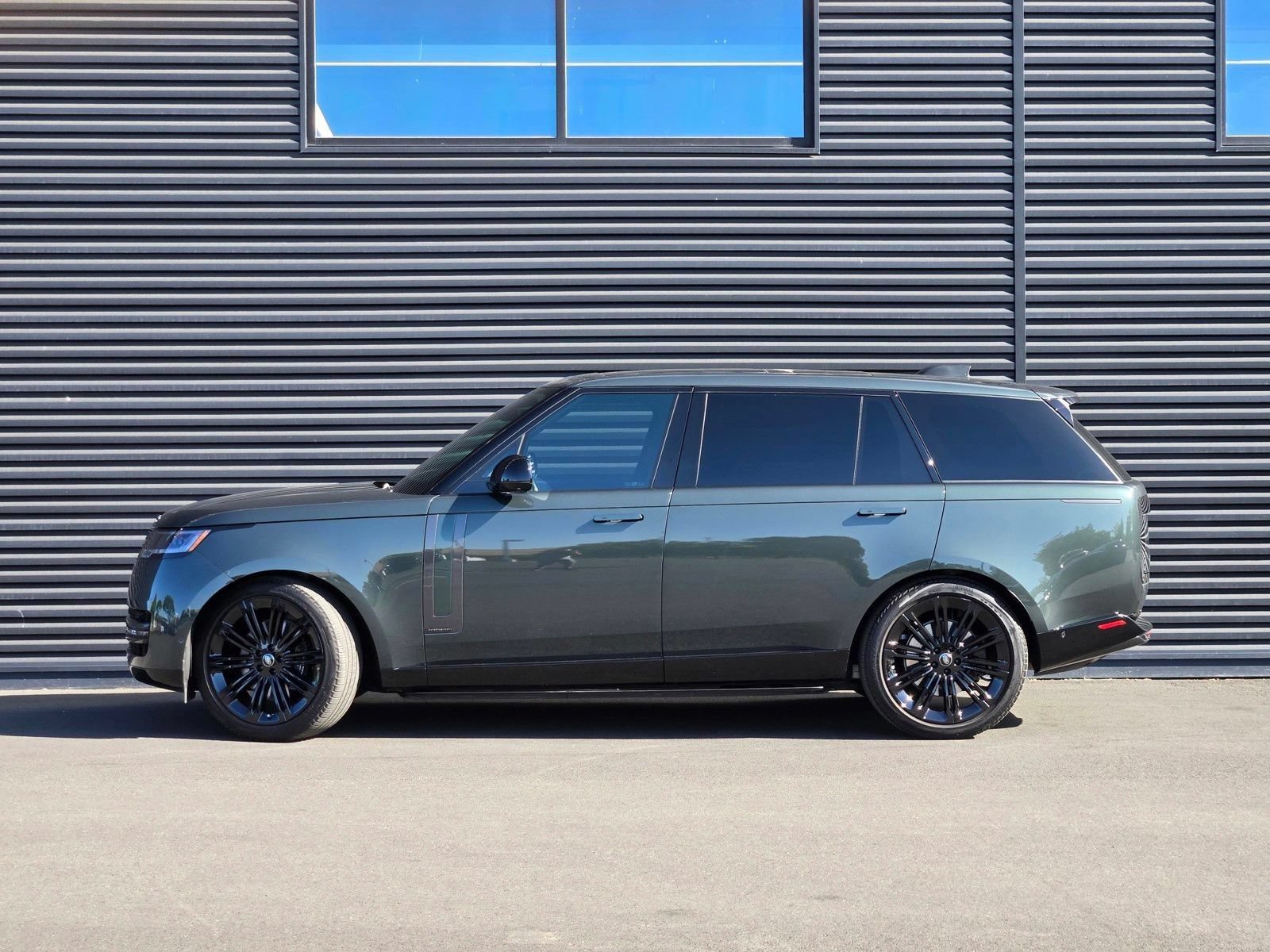 Used 2024 Land Rover Range Rover Long Wheelbase Autobiography AWD/4WD image 4