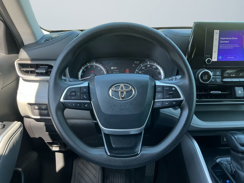 Used 2023 Toyota Highlander L FWD image 13
