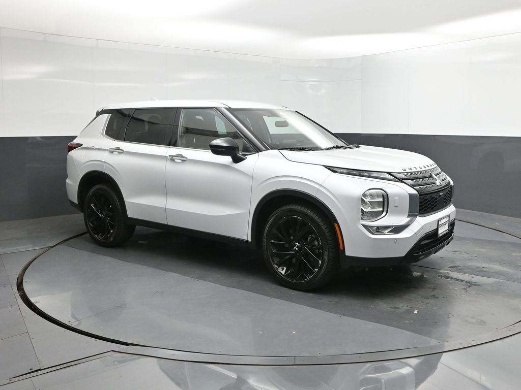 Used 2023 Mitsubishi Outlander SE Black Edition image 17