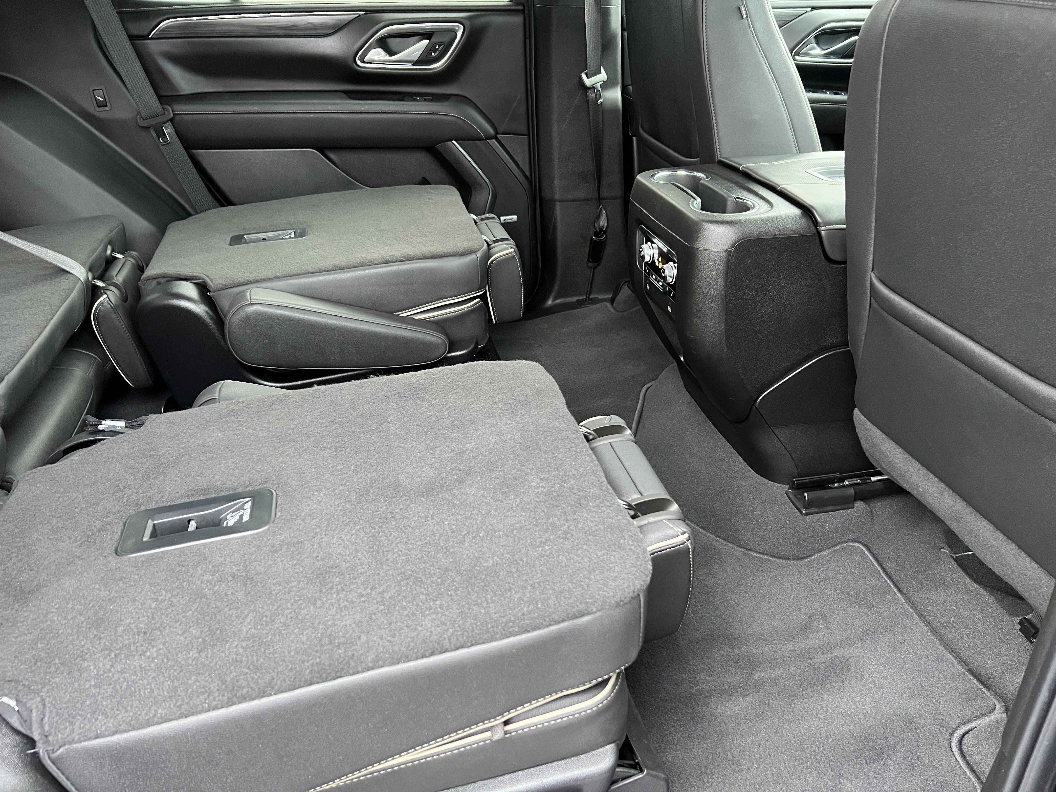 Used 2024 GMC Yukon SLT w/ SLT Luxury Package image 26