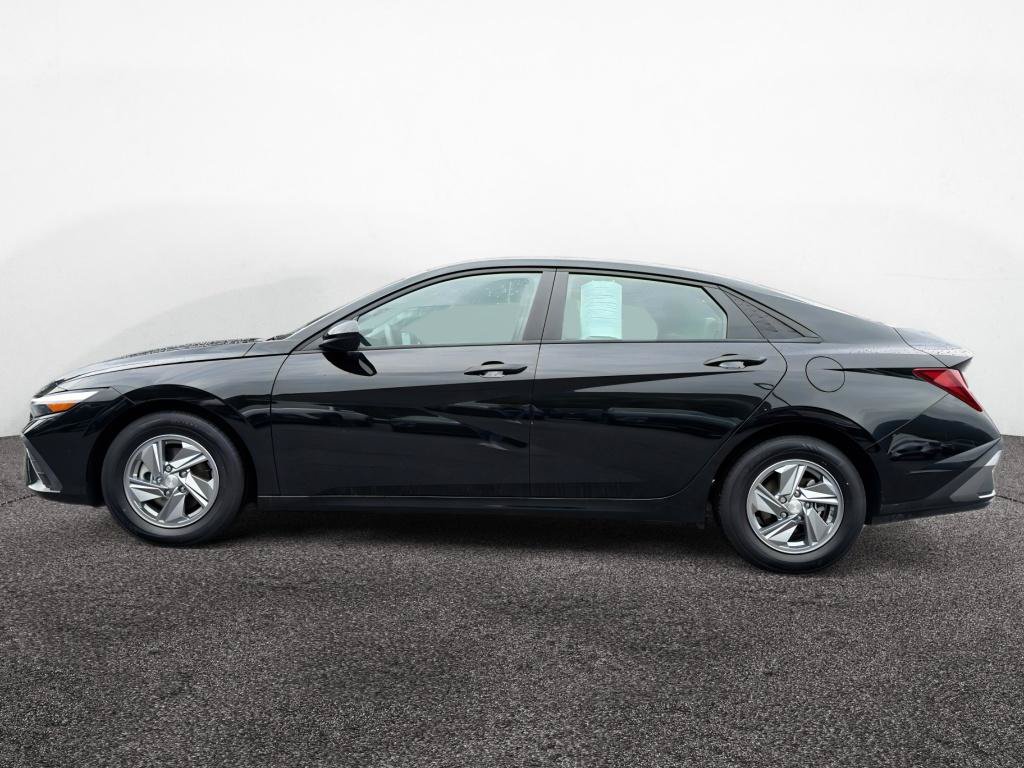 Certified 2024 Hyundai Elantra SE FWD image 4