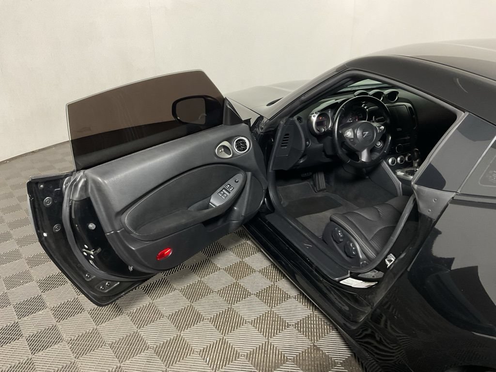 Used 2014 Nissan 370Z Coupe RWD image 16