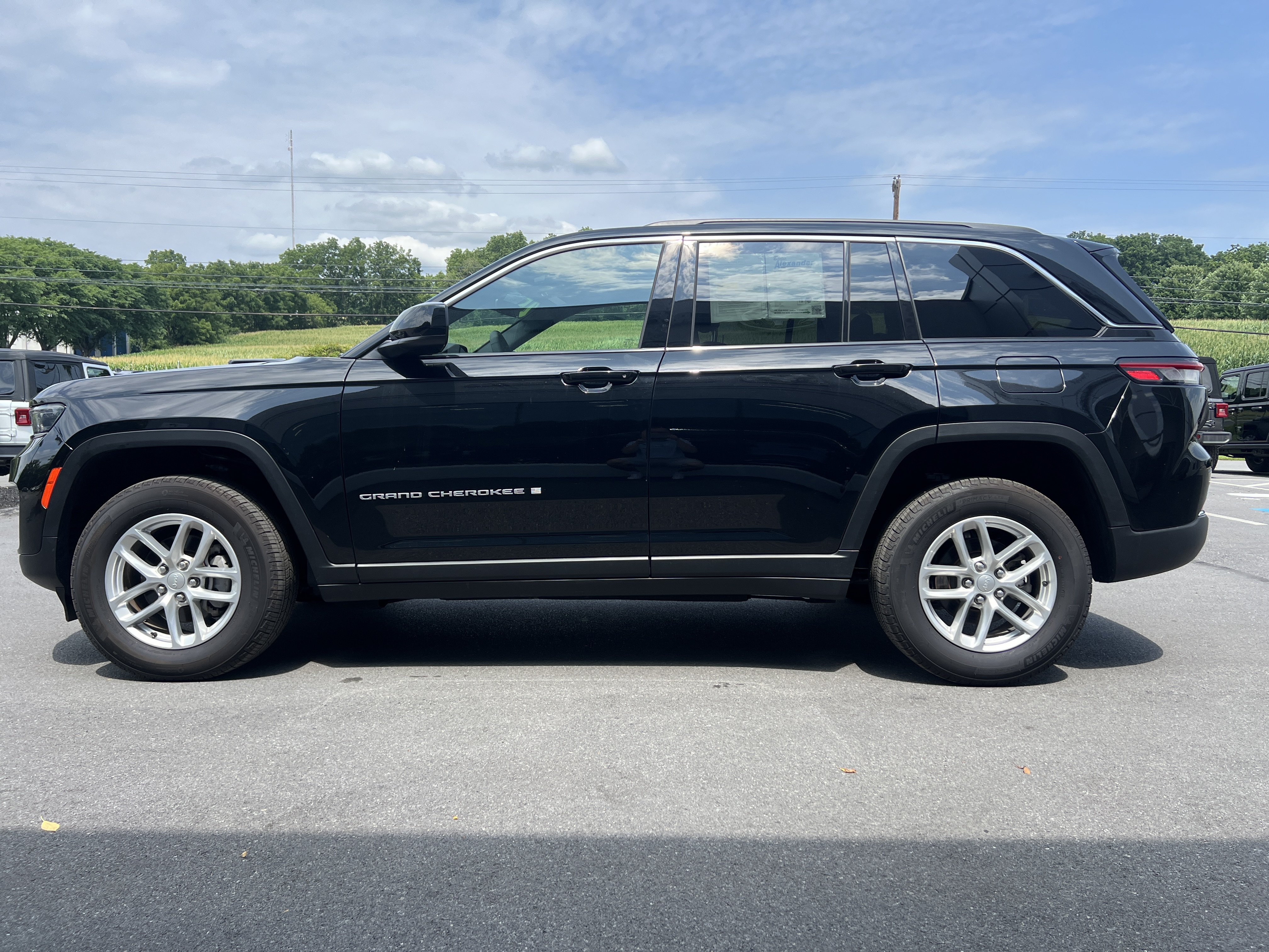 Certified 2025 Jeep Grand Cherokee Laredo X w/ Luxury Tech Group I AWD/4WD image 7