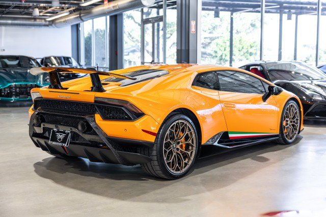 Used 2018 Lamborghini Huracan Performante AWD/4WD image 6