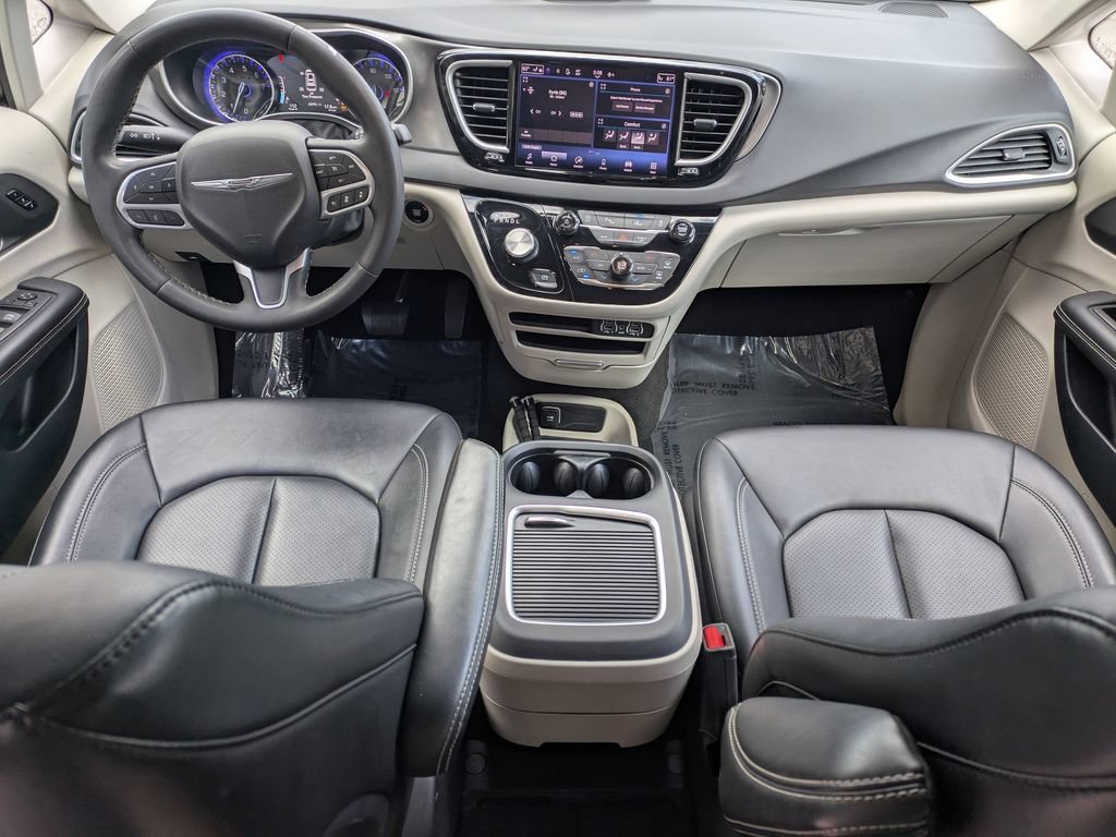 Used 2024 Chrysler Pacifica Touring-L FWD image 4