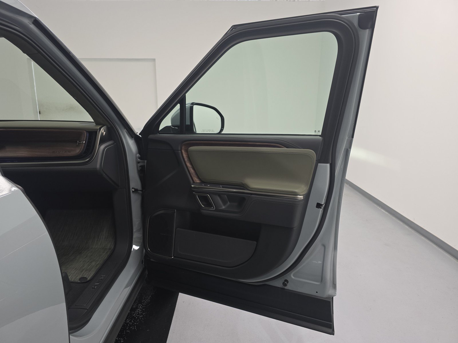 Used 2022 Rivian R1T Adventure AWD/4WD image 18