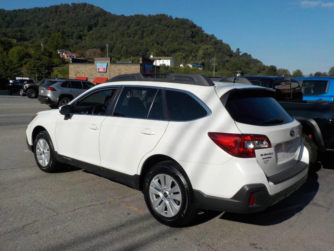 Used 2019 Subaru Outback 2.5i Premium image 2