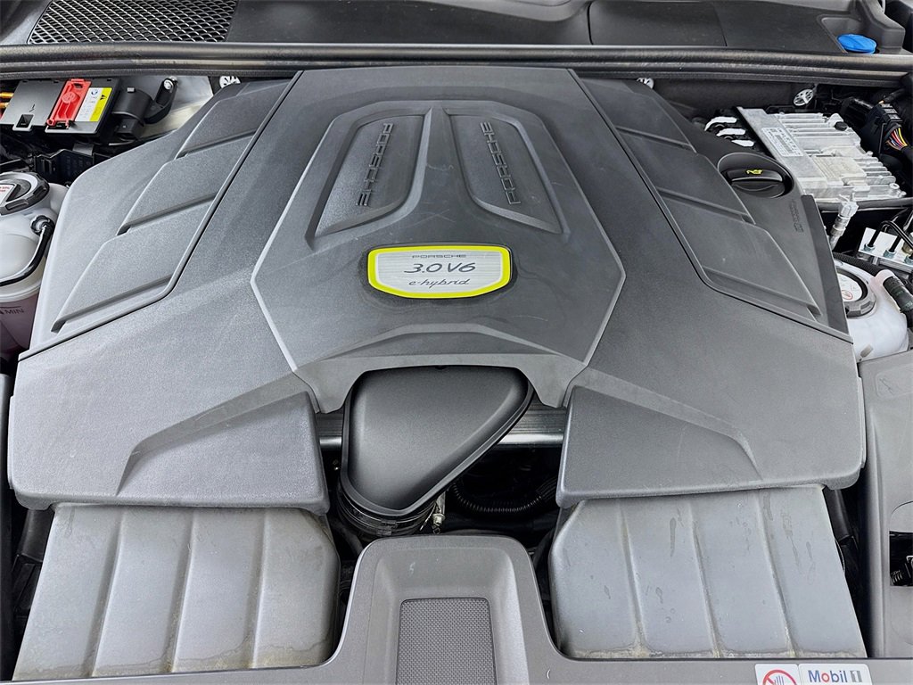 Certified 2023 Porsche Cayenne Platinum Edition image 32
