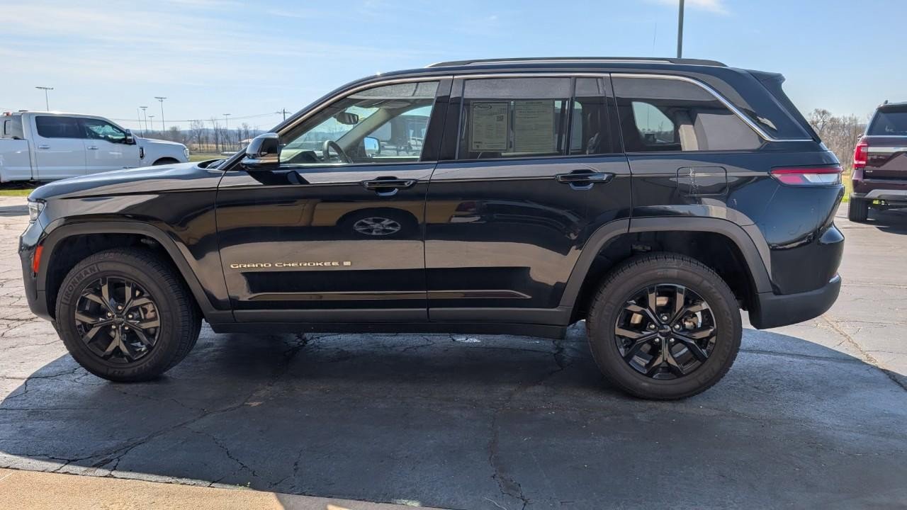 Used 2023 Jeep Grand Cherokee Limited image 2