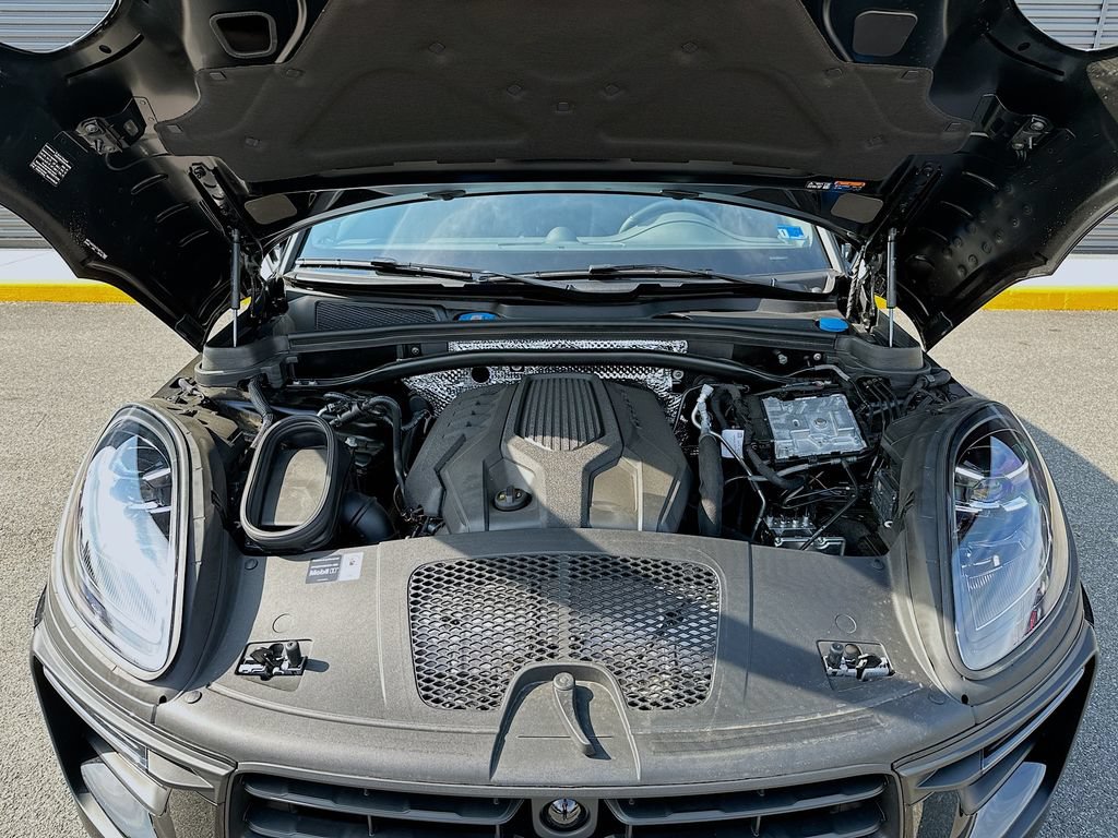 Certified 2026 Porsche Macan AWD/4WD image 32