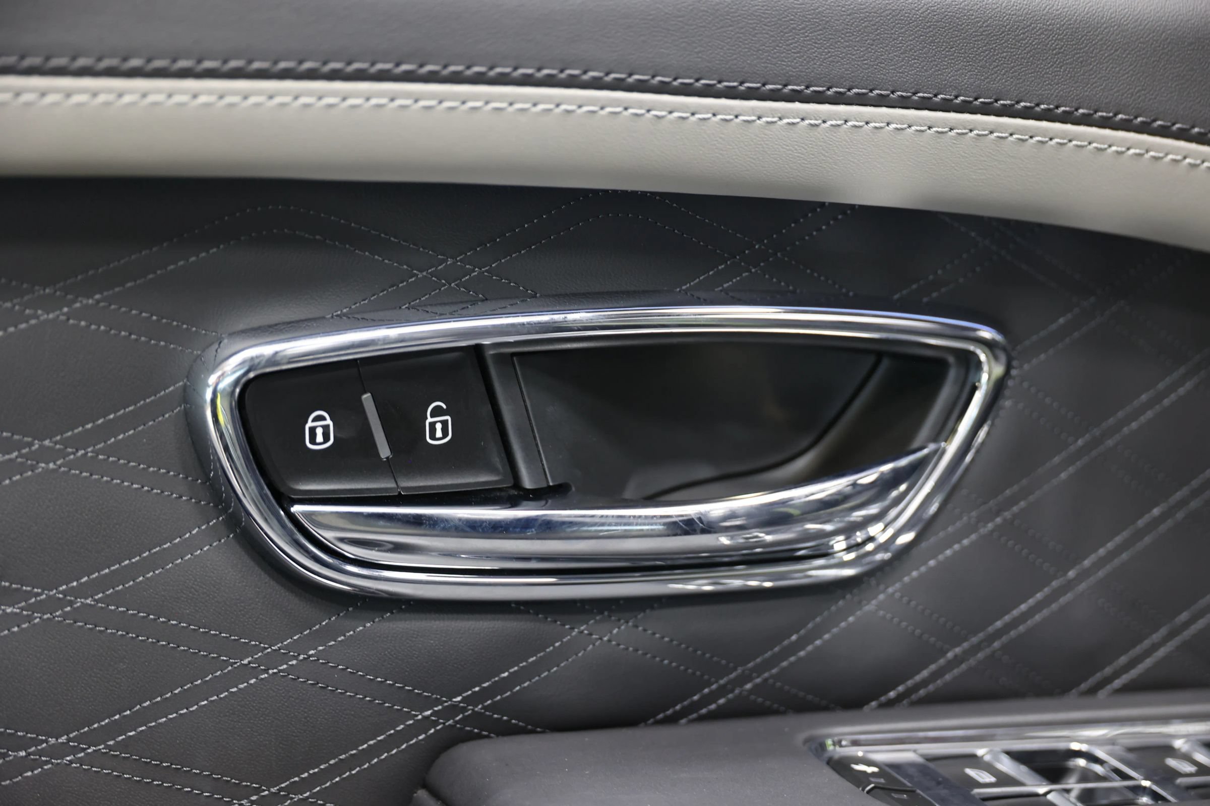 Used 2023 Bentley Bentayga Extended Wheelbase AWD/4WD image 13