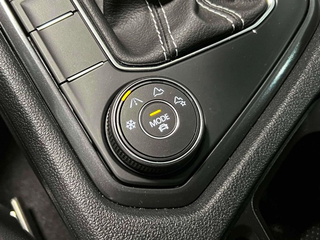 Used 2023 Volkswagen Tiguan SE image 33