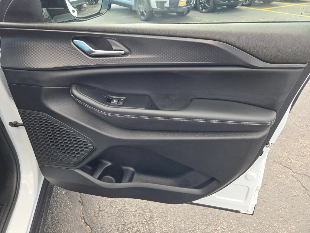 Used 2024 Jeep Grand Cherokee Altitude RWD image 6