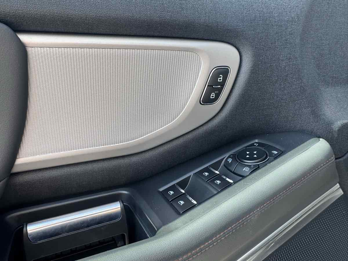 Used 2025 Ford Expedition Active AWD/4WD image 16