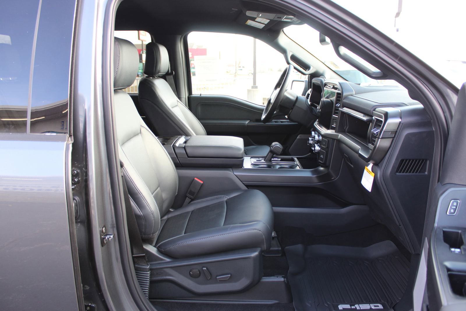 New 2025 Ford F150 Lariat w/ Equipment Group 501A Mid image 14