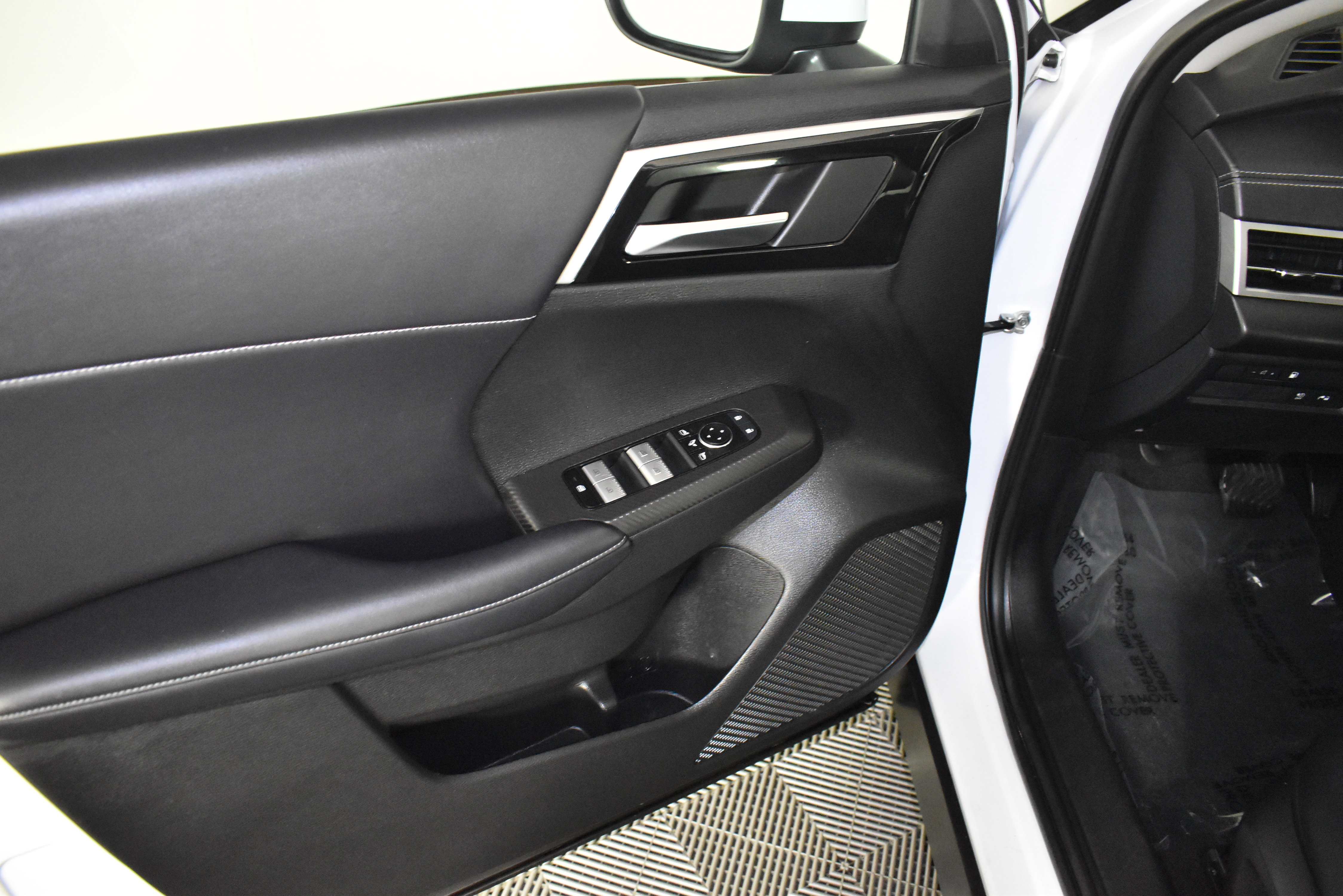 Used 2024 Mitsubishi Outlander SE image 35