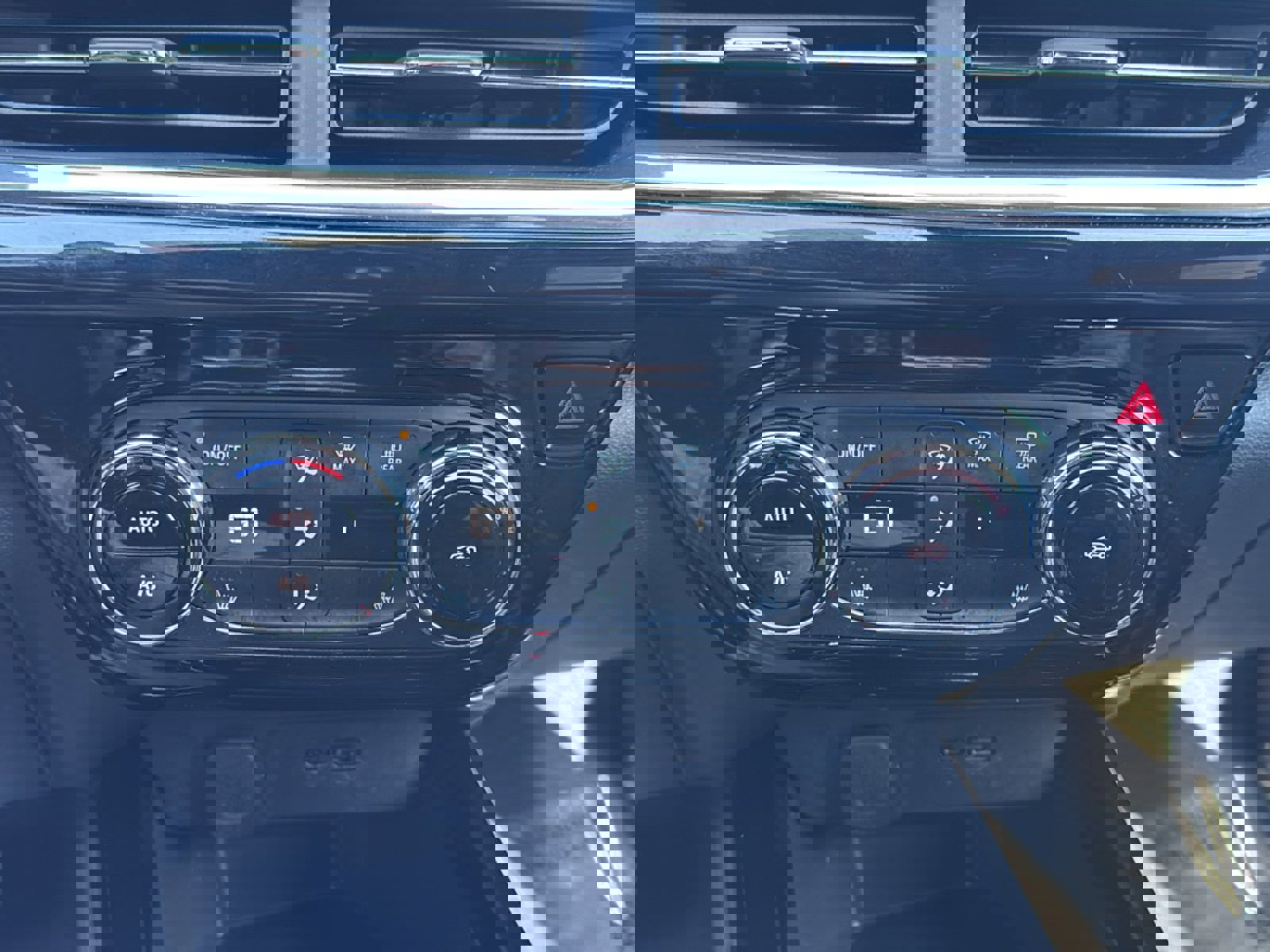 Used 2024 Chevrolet Trax RS w/ Driver Confidence Package image 32