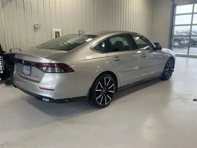 Used 2023 Honda Accord Touring image 3