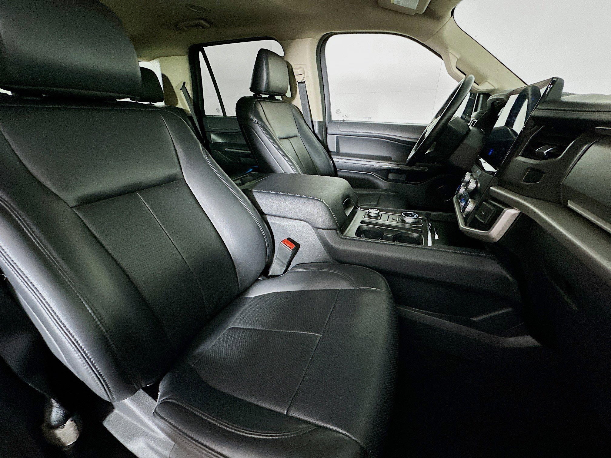 Used 2024 Ford Expedition XLT image 34