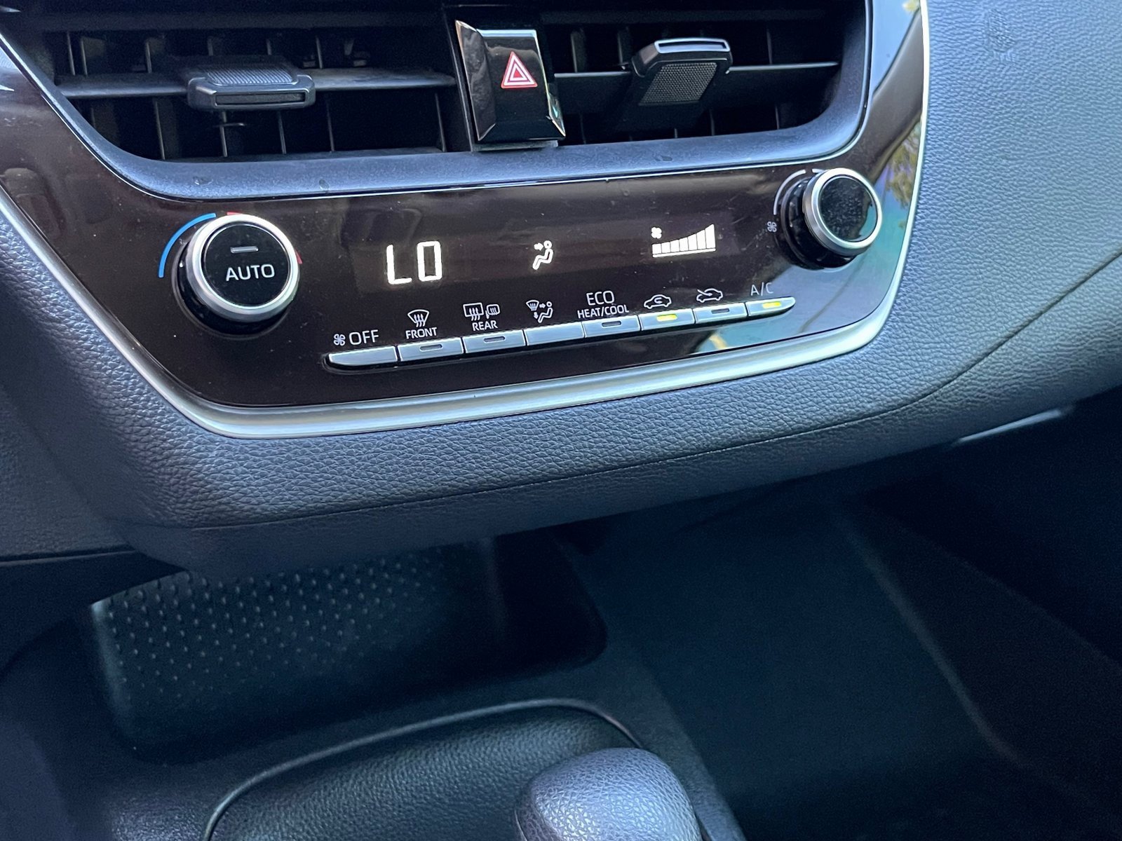 Used 2020 Toyota Corolla LE w/ Carpet Mat Package (TMS) image 27