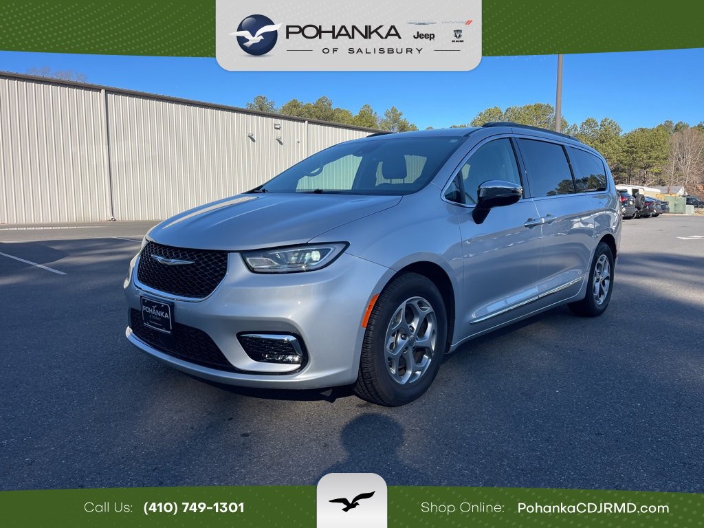 Used 2023 Chrysler Pacifica Limited w/ Uconnect Theater Family Group