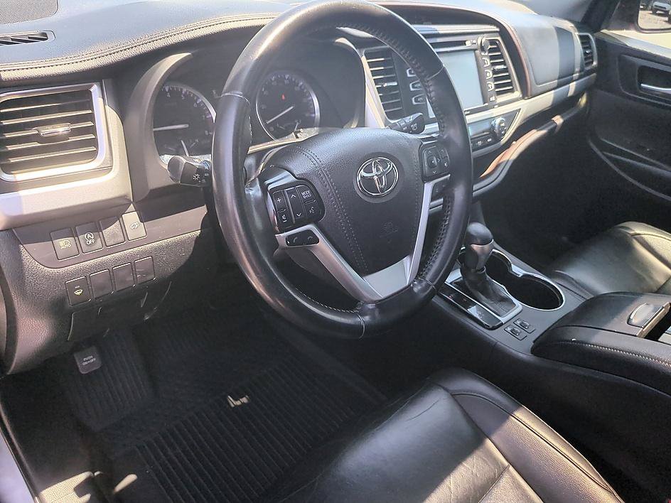 Used 2019 Toyota Highlander XLE FWD image 14