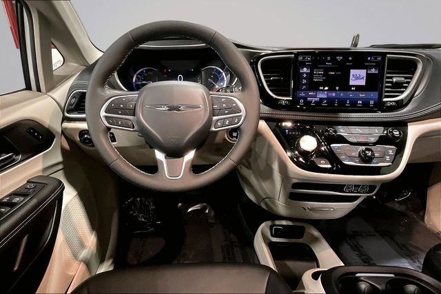 Used 2024 Chrysler Pacifica Limited FWD image 5