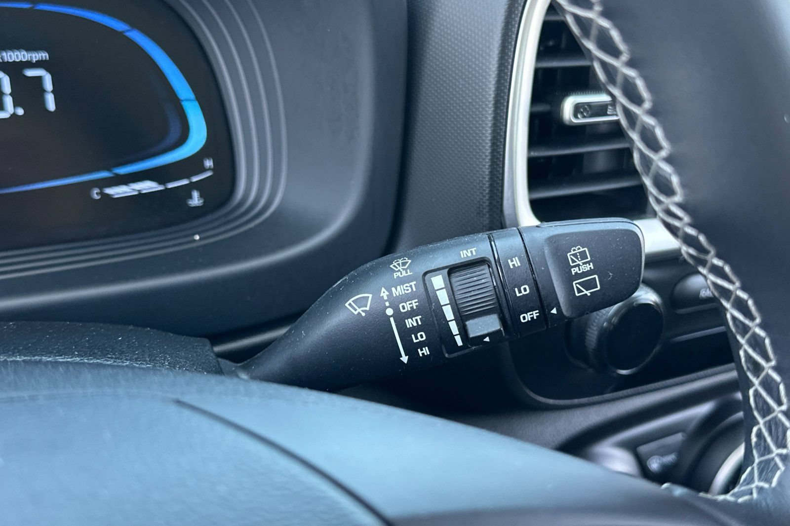 Used 2025 Hyundai Venue SEL FWD image 33