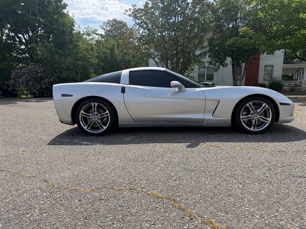 Used 2009 Chevrolet Corvette Coupe w/ Z51 Performance Package RWD image 6