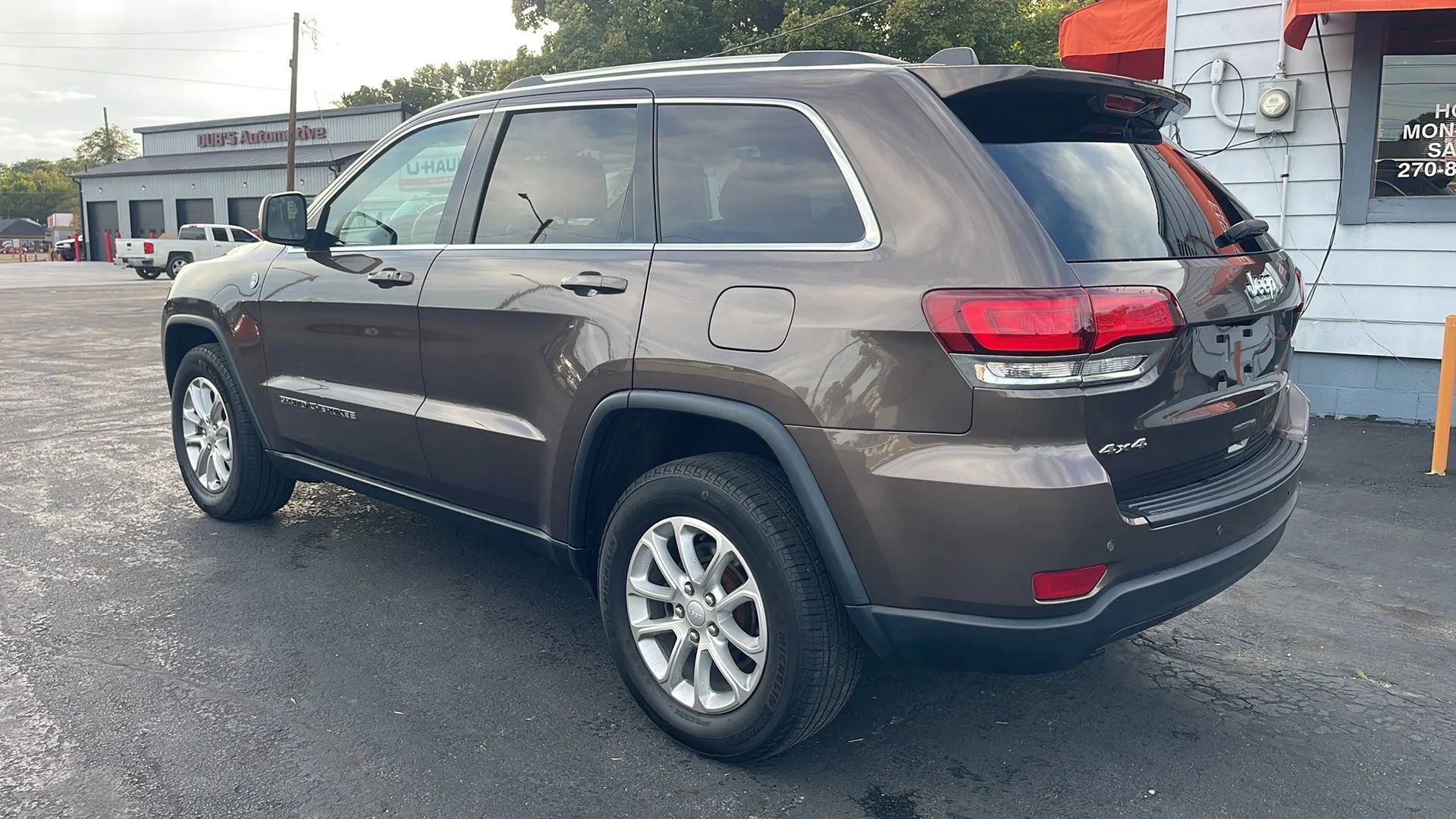 Used 2021 Jeep Grand Cherokee Laredo image 2