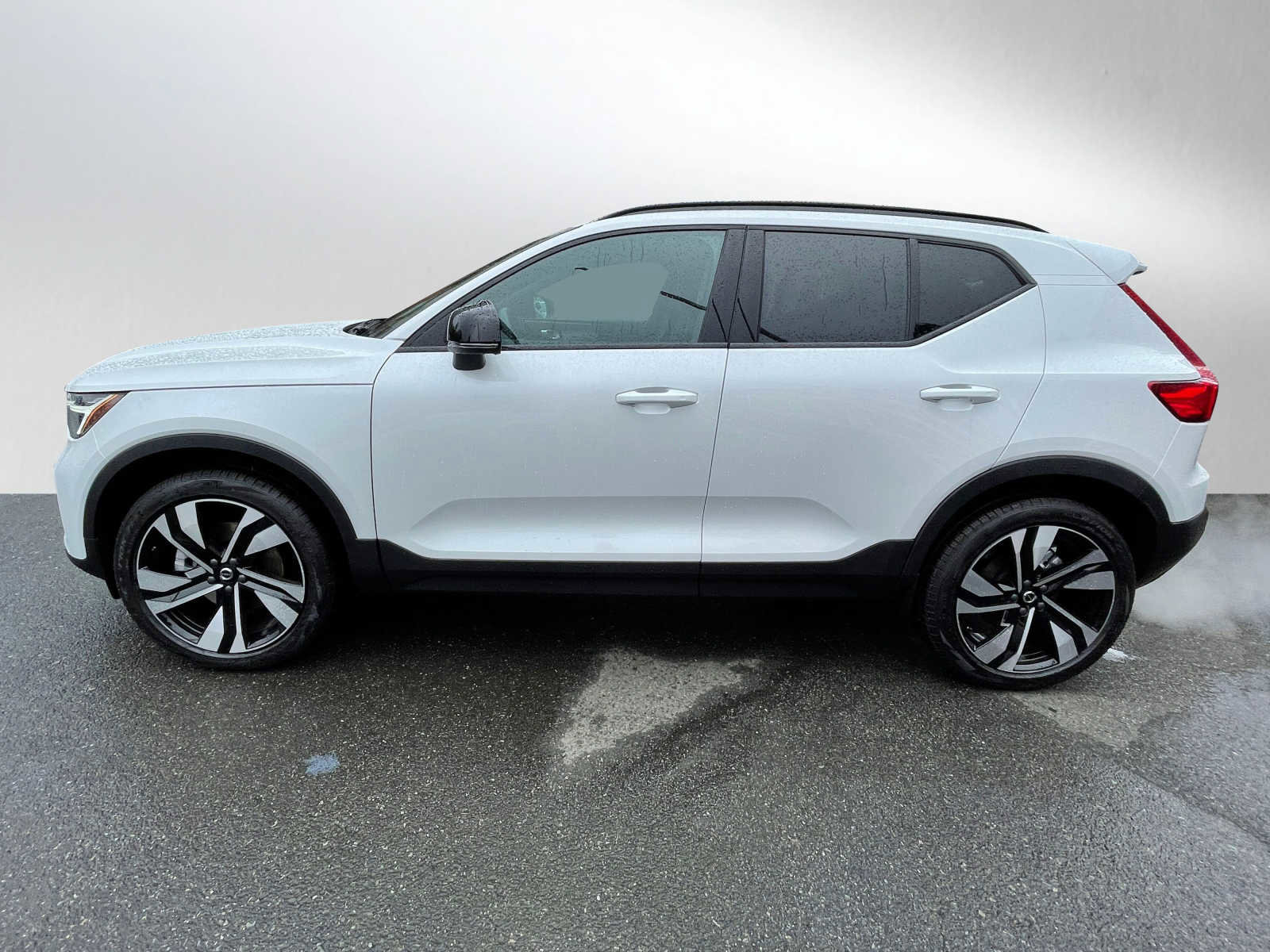 New 2023 Volvo XC40 B5 Plus w/ Protection Package Premier image 3